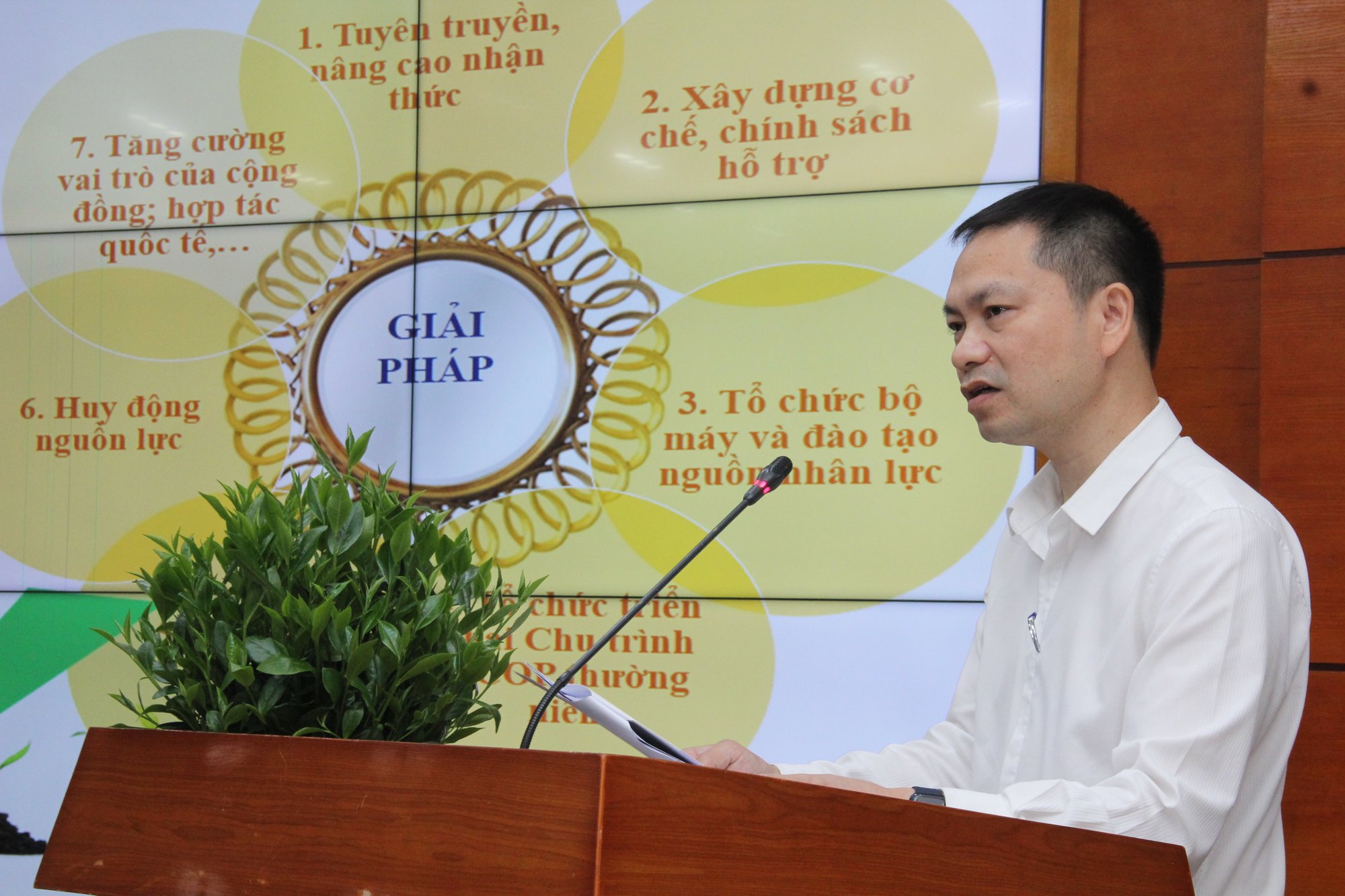Bộ trưởng Lê Minh Hoan: Sản phẩm OCOP muốn có giá trị cao phải tinh xảo, tạo cảm xúc cho người tiêu dùng - Ảnh 1.