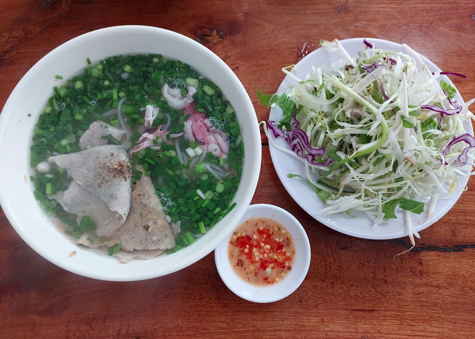 Bún quậy Phú Quốc ở Kiên Giang, món lạ miệng thực ra là bún gì, có nguồn gốc từ tỉnh nào miền Trung? - Ảnh 1.
