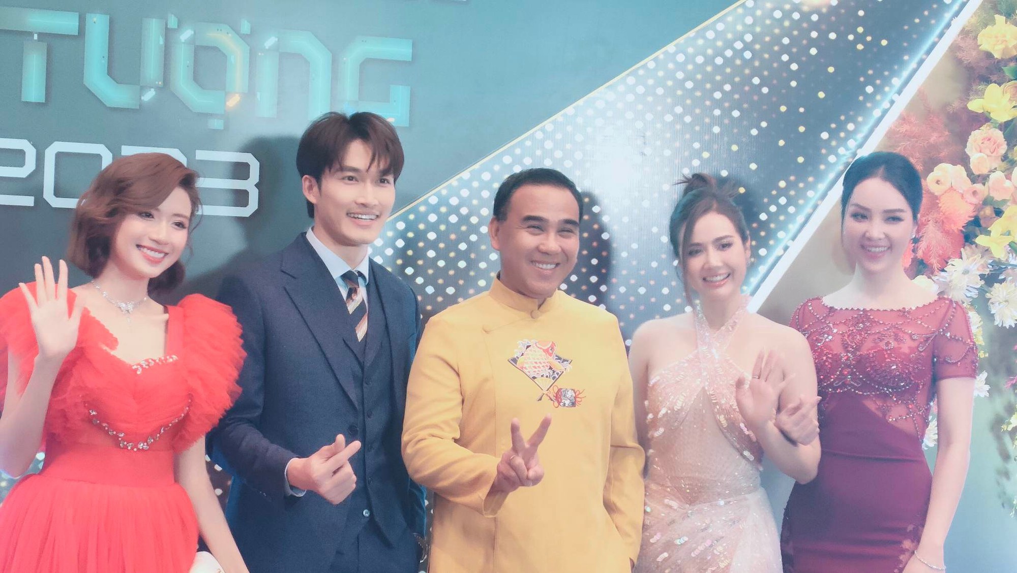 MC Đức Bảo khiến khách mời cười ngất khi đọc cảm ơn theo giấy vợ chuẩn bị sẵn tại  VTV Awards 2022  - Ảnh 4.