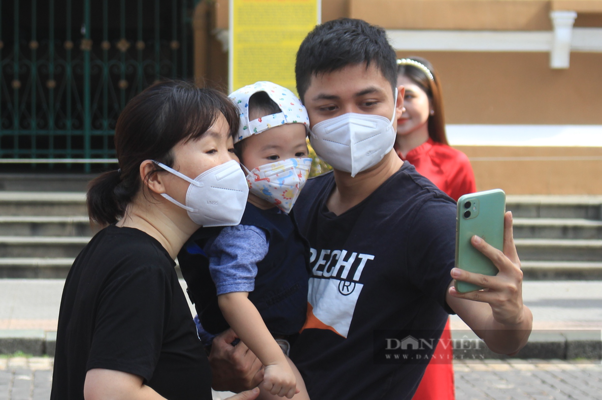 Người Sài Gòn diện áo dài dạo phố, vui chơi sáng đầu năm 2023 - Ảnh 6.