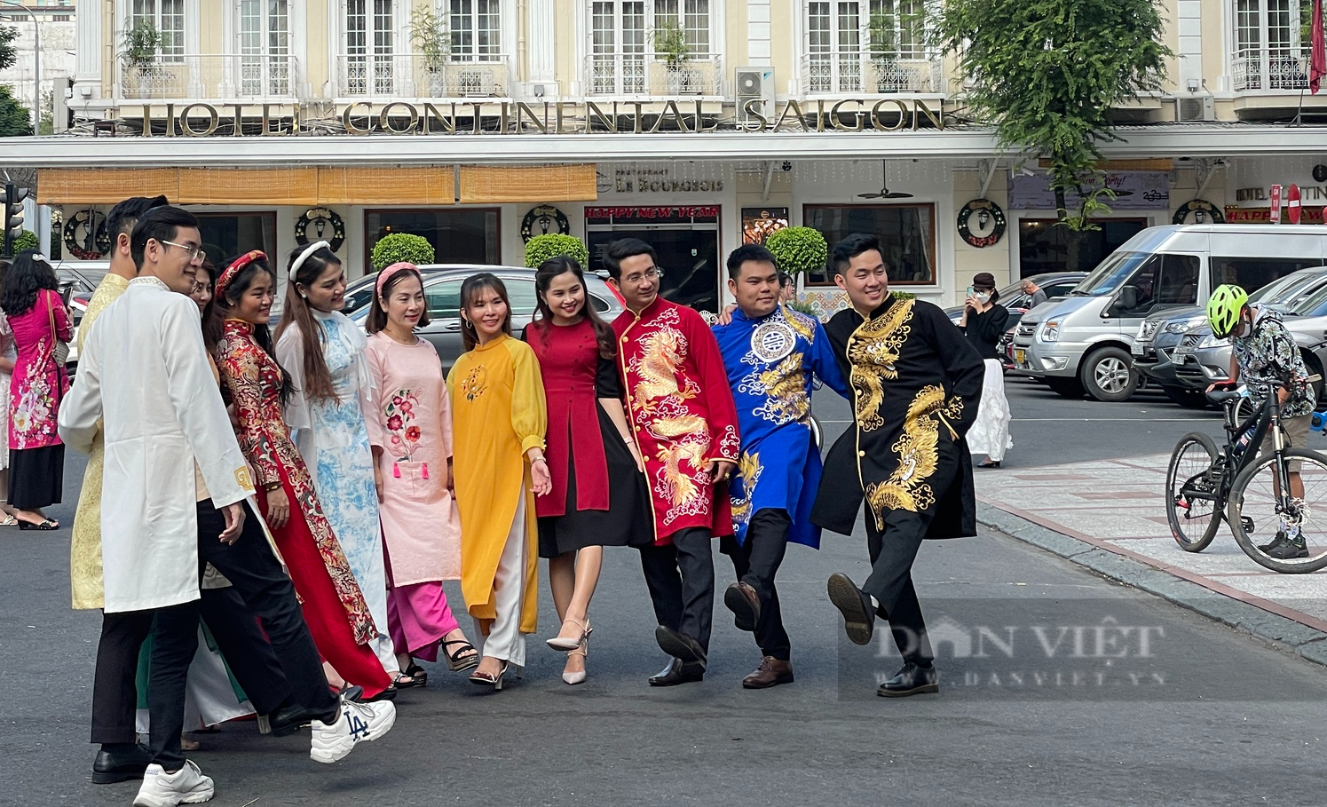 Ảnh ấn tượng tuần: &quot;Quẩy tung nóc&quot; đón năm mới và một Hà Nội bình yên đến lạ thường - Ảnh 9.