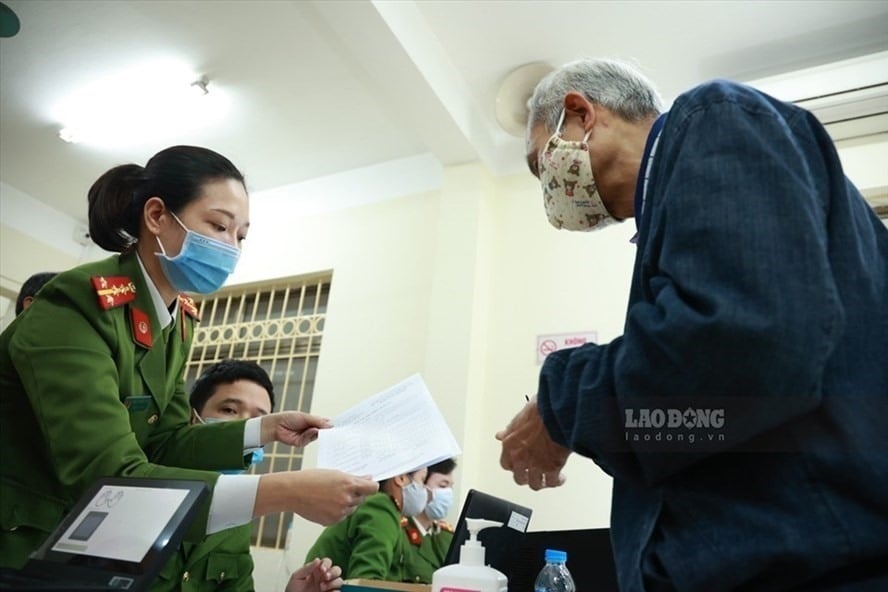 3 độ tuổi phải đi đổi căn cước công dân trong năm 2023 để không bị phạt - Ảnh 1.