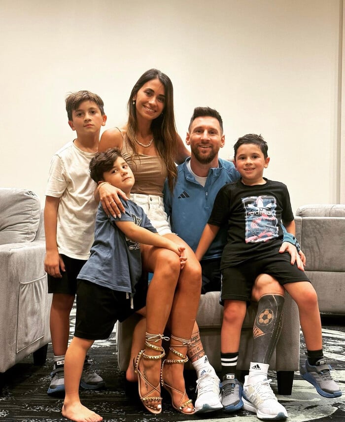 Messi đăng ảnh vợ con, nói lời xúc động cho năm mới - Ảnh 1.