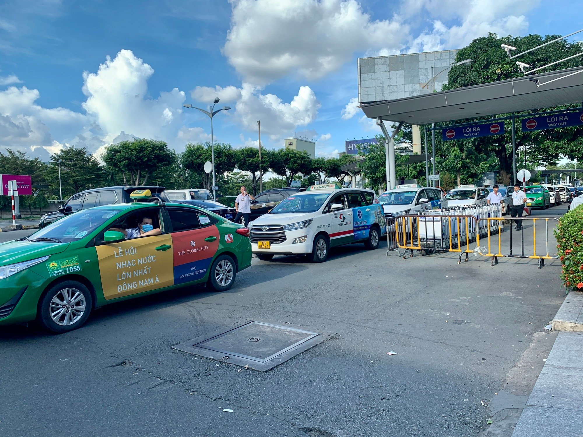 Taxi truyền thống lo ngại trả phí &quot;khủng&quot; khi vào sân bay Tân Sơn Nhất, nhà xe TCP nói gì? - Ảnh 4.