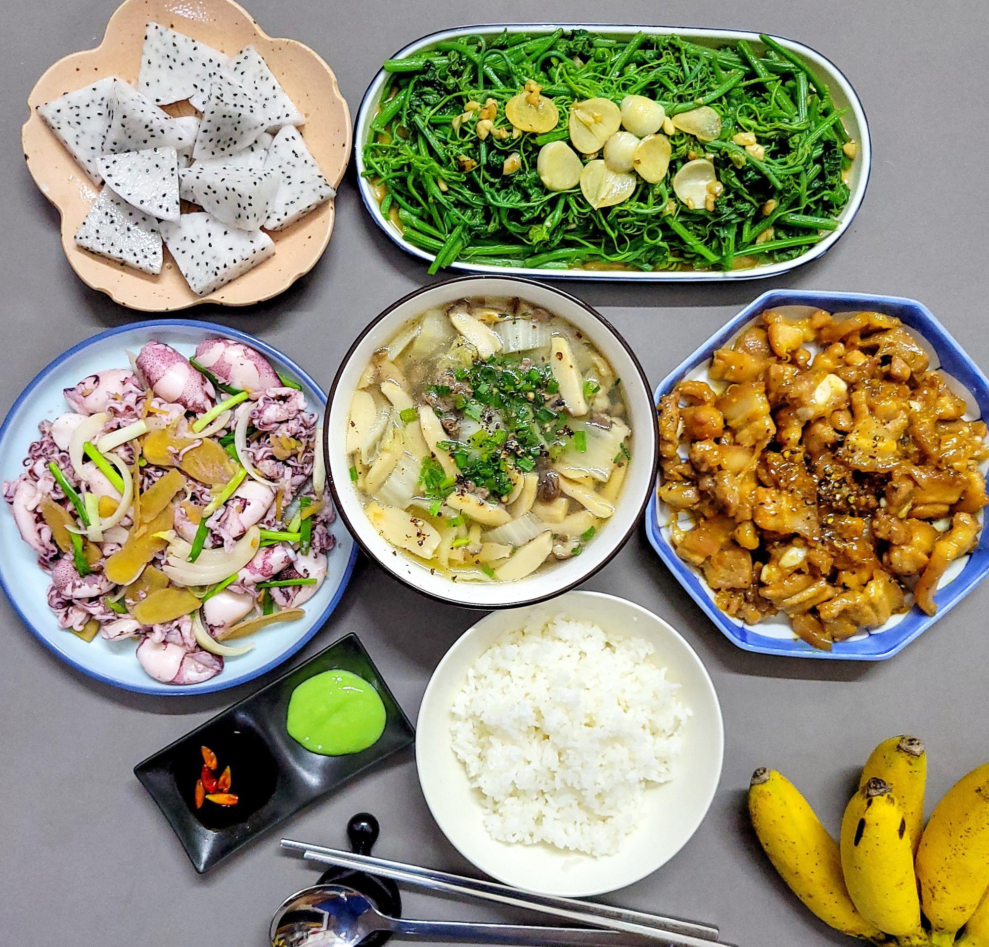 Mâm cơm ngày Tết 2023: 100 mâm cơm ba miền Bắc – Trung – Nam đẹp như tranh khiến ai cũng trầm trồ - Ảnh 36. Mâm cơm ngày Tết 2023: 100 mâm cơm ba miền Bắc – Trung – Nam đẹp như tranh khiến ai cũng trầm trồ - Ảnh 36.