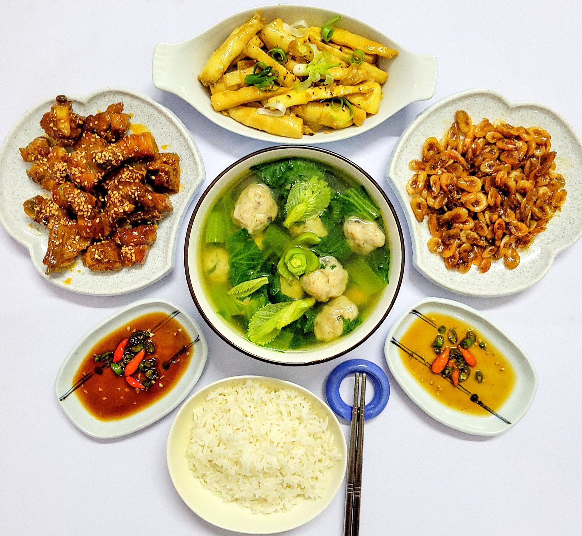 Mâm cơm ngày Tết 2023: 100 mâm cơm ba miền Bắc – Trung – Nam đẹp như tranh khiến ai cũng trầm trồ - Ảnh 7. Mâm cơm ngày Tết 2023: 100 mâm cơm ba miền Bắc – Trung – Nam đẹp như tranh khiến ai cũng trầm trồ - Ảnh 7.