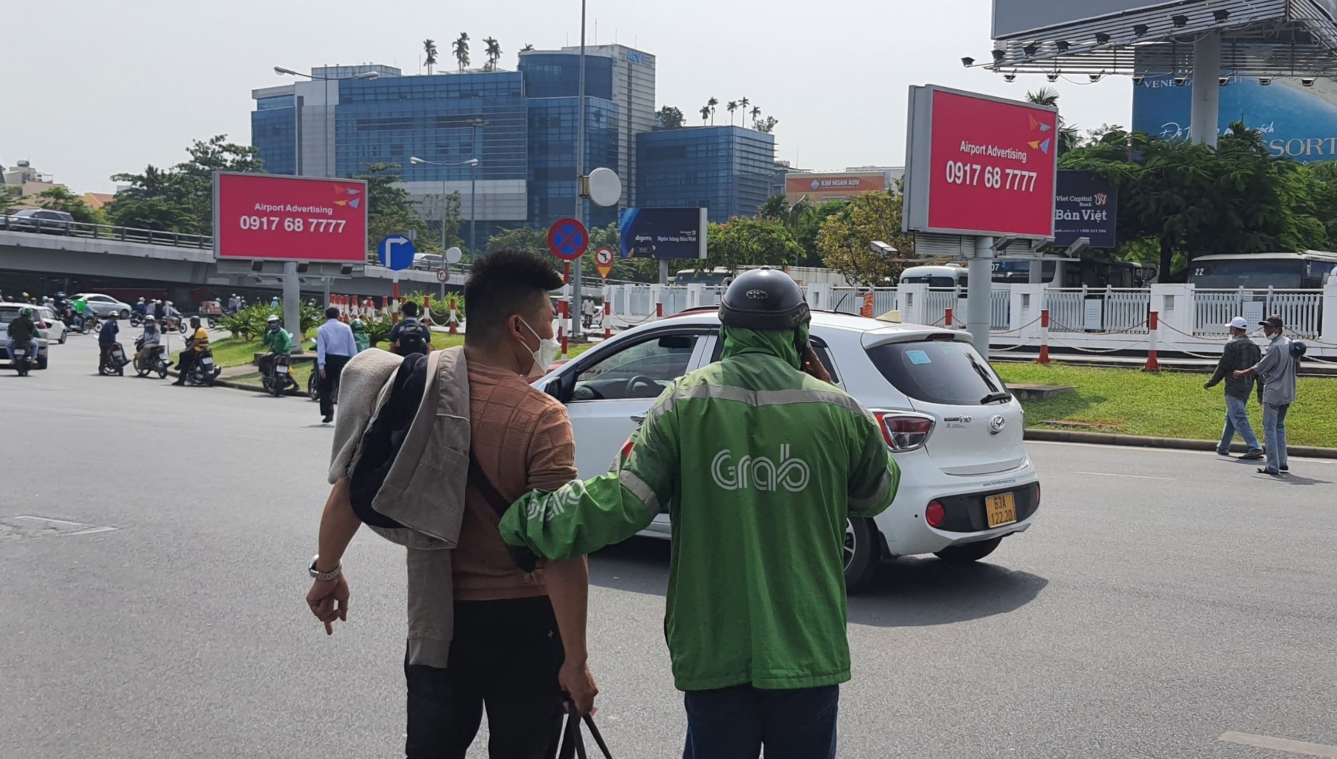 Loạn giá xe ôm tại sân bay Tân Sơn Nhất  - Ảnh 5.