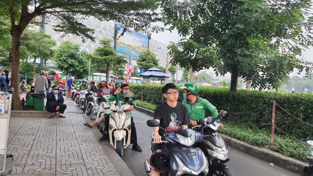 Loạn giá xe ôm tại sân bay Tân Sơn Nhất  - Ảnh 3.