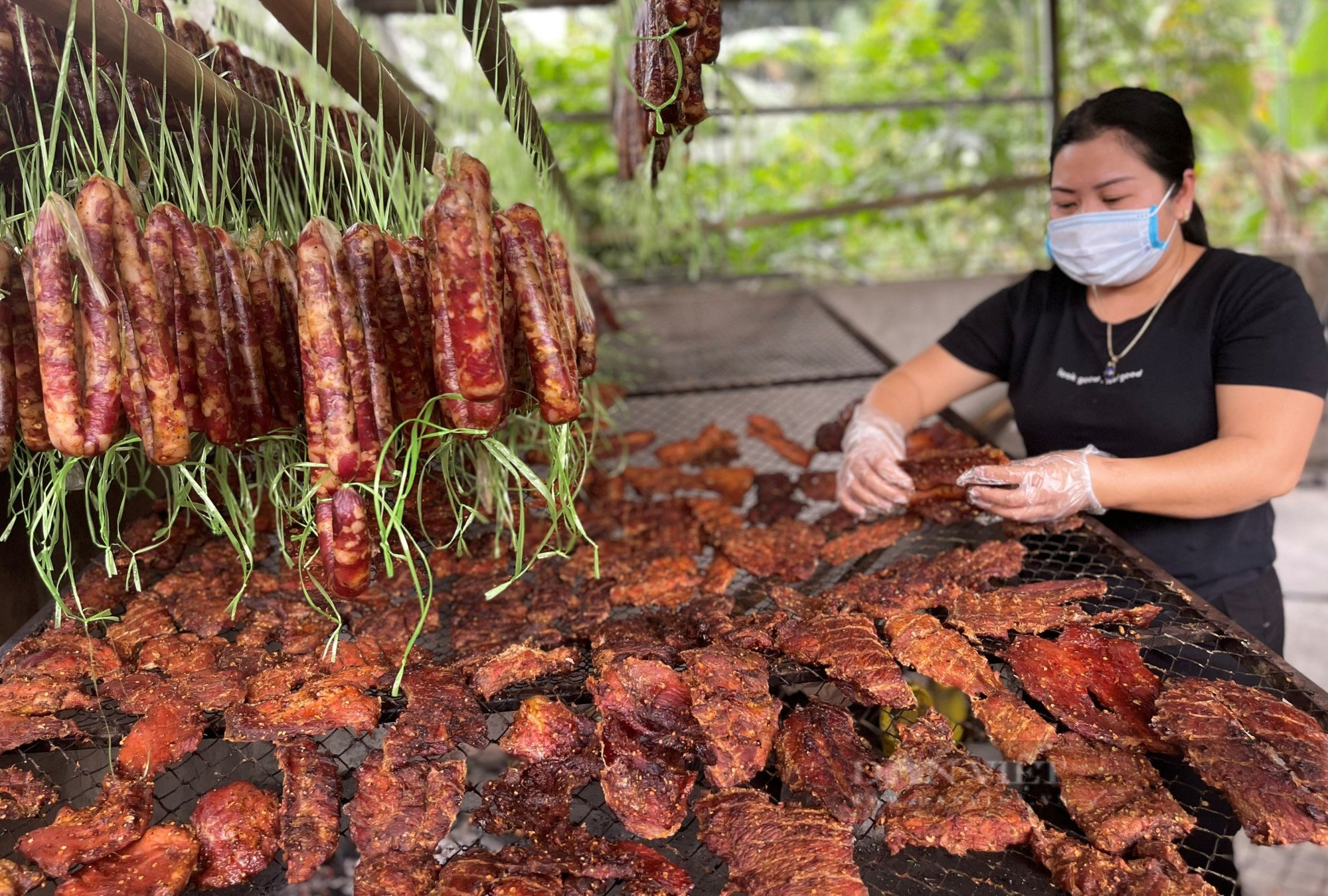Những món ăn truyền thống ở miền tây xứ Nghệ thành đặc sản, hối hả về xuôi phục vụ thị trường Tết - Ảnh 1.