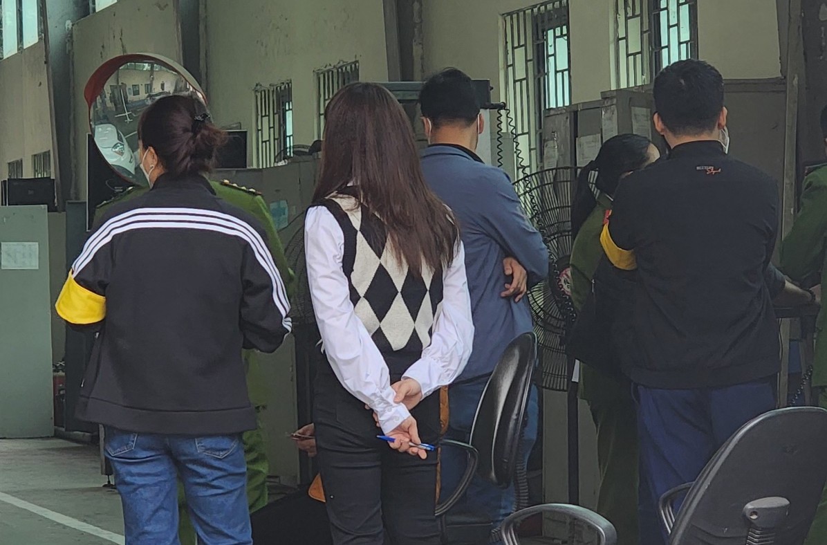 Ảnh: Công an phong tỏa, khám xét Trạm đăng kiểm ở Hà Nội - Ảnh 8.
