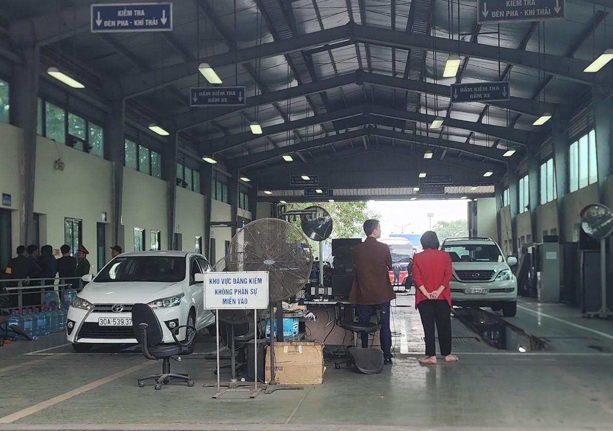Ảnh: Công an phong tỏa, khám xét Trạm đăng kiểm ở Hà Nội - Ảnh 7.