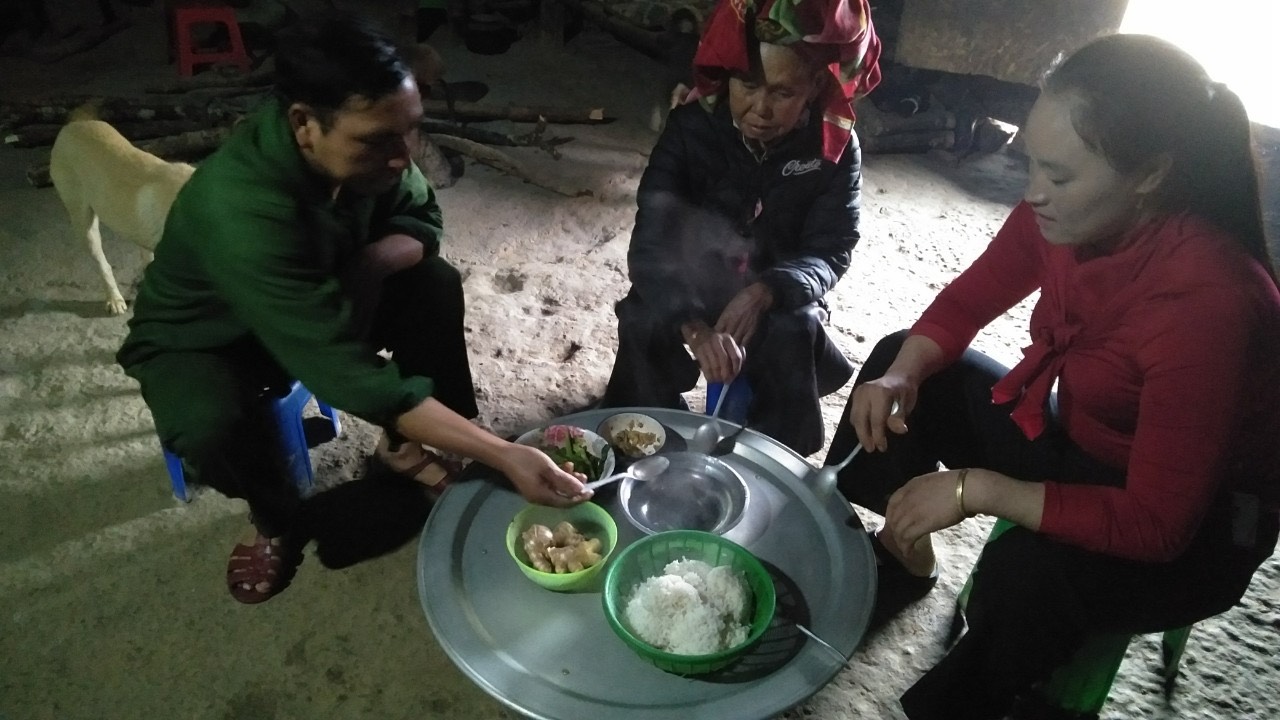 Nguyện ước mang “Bánh chưng xanh” về với học sinh, người dân nghèo  - Ảnh 2.