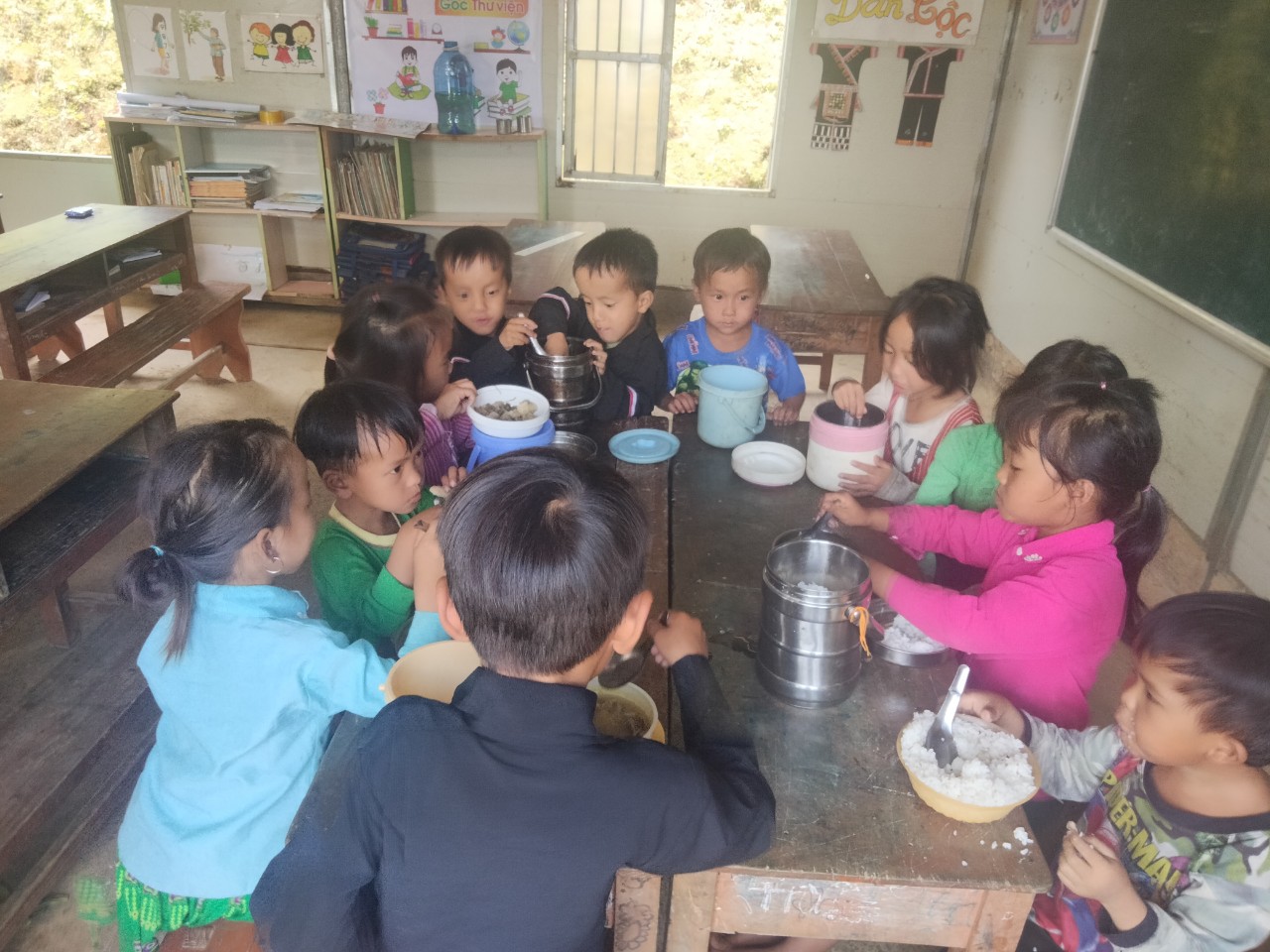 Nguyện ước mang “Bánh chưng xanh” về với học sinh, người dân nghèo  - Ảnh 1.