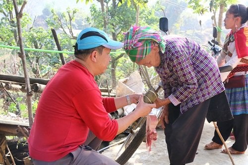 Nguyện ước mang “Bánh chưng xanh” về với học sinh, người dân nghèo  - Ảnh 3.