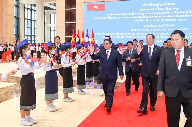 Việt Nam và Lào quyết tâm nâng tầm hợp tác kinh tế, mở rộng không gian hợp tác và phát triển - Ảnh 1.