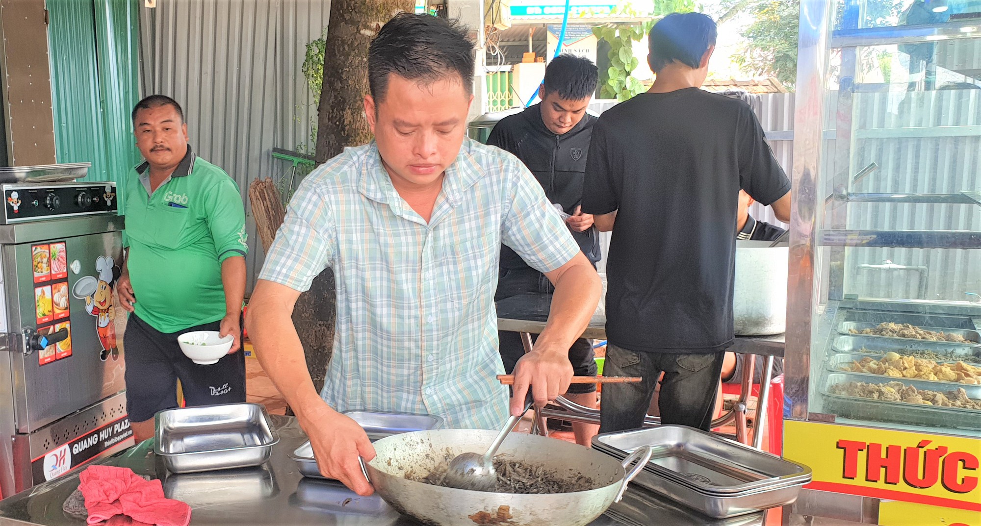 Tấm lòng anh cảnh sát giao thông mở quán ăn 0 đồng, &quot;giải cứu&quot; chó mèo - Ảnh 1.