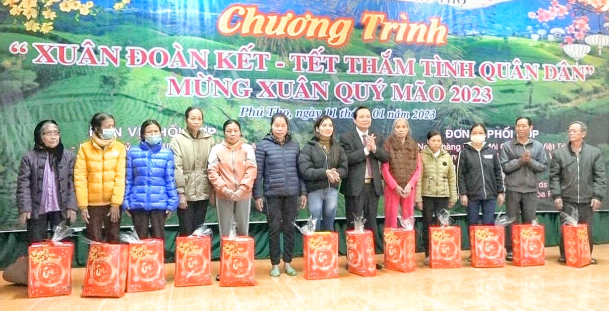 Thắm tình Tết quân dân ở xã miền núi khó khăn tỉnh Phú Thọ - Ảnh 1.