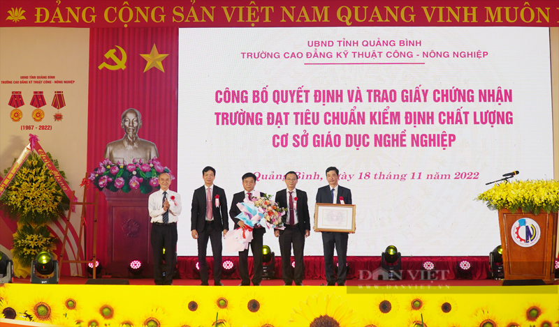 Trường CĐ Kỹ thuật Công - Nông nghiệp Quảng Bình: Một năm sôi nổi thi đua, tổ chức thành công lễ kỷ niệm 55 năm - Ảnh 1. Trường CĐ Kỹ thuật Công - Nông nghiệp Quảng Bình: Một năm sôi nổi thi đua, tổ chức thành công lễ kỷ niệm 55 năm - Ảnh 1.