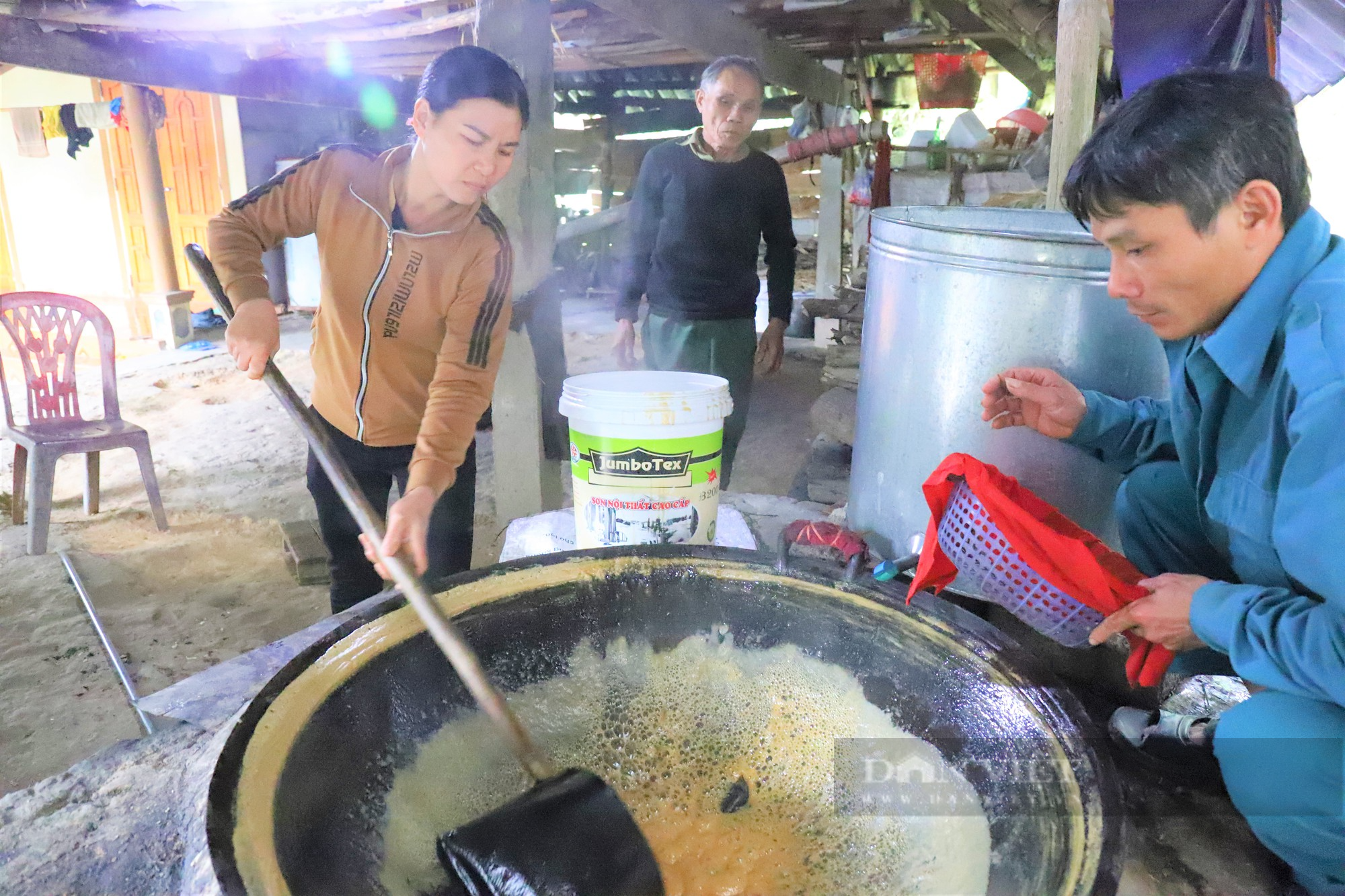 Cả làng ở Hà Tĩnh “đỏ lửa”, mùi mật mía thơm lừng chào đón xuân Quý Mão - Ảnh 2.