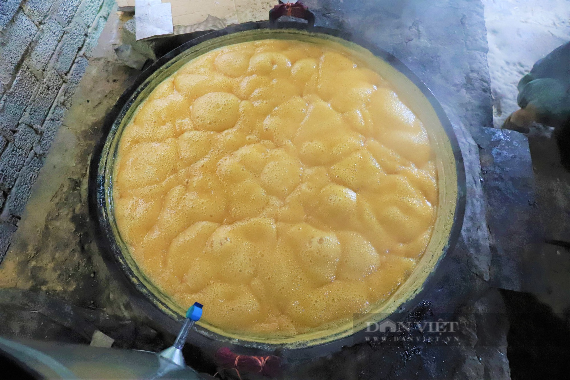 Cả làng ở Hà Tĩnh “đỏ lửa”, mùi mật mía thơm lừng chào đón xuân Quý Mão - Ảnh 8.