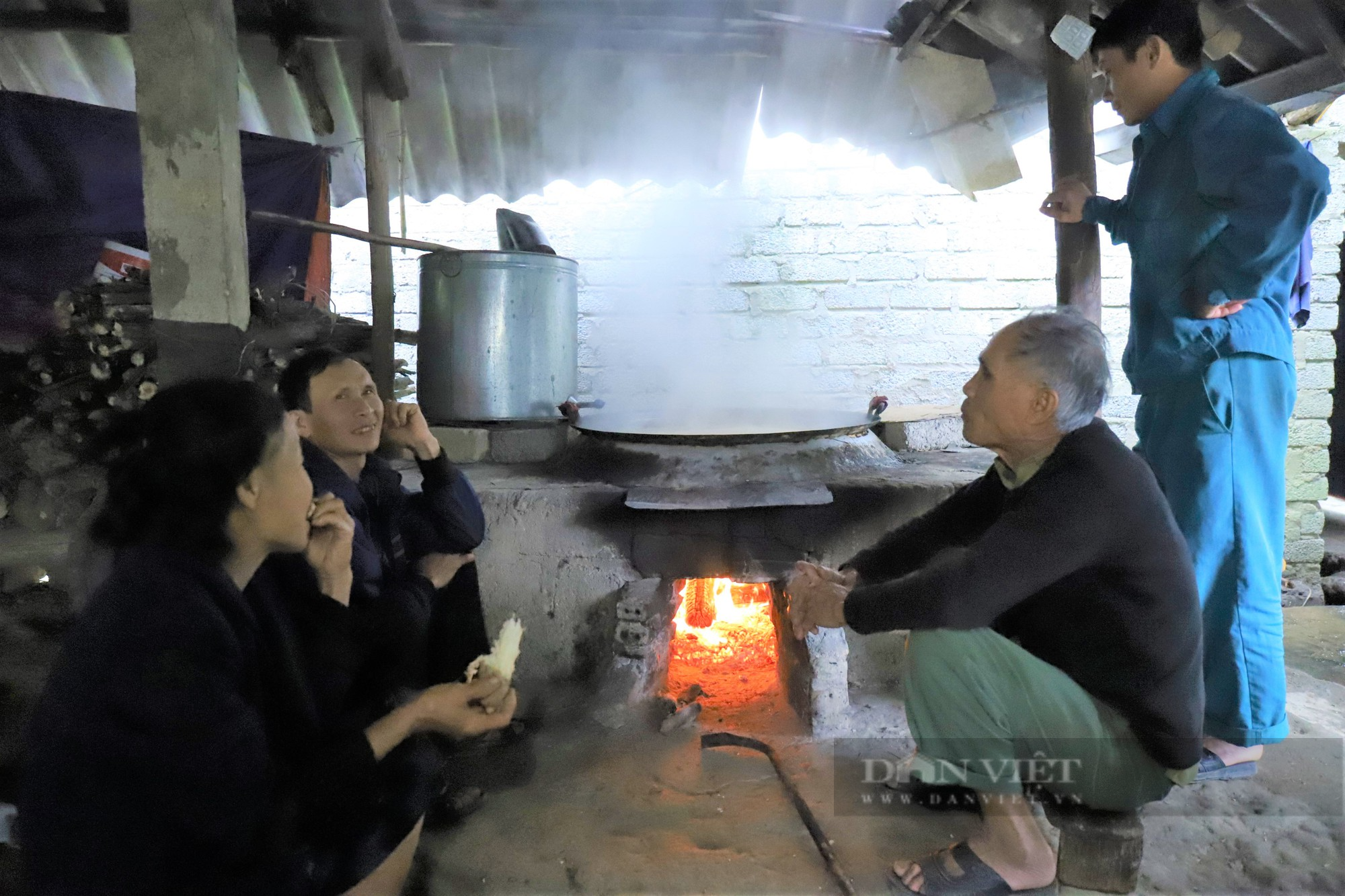 Cả làng ở Hà Tĩnh “đỏ lửa”, mùi mật mía thơm lừng chào đón xuân Quý Mão - Ảnh 9.