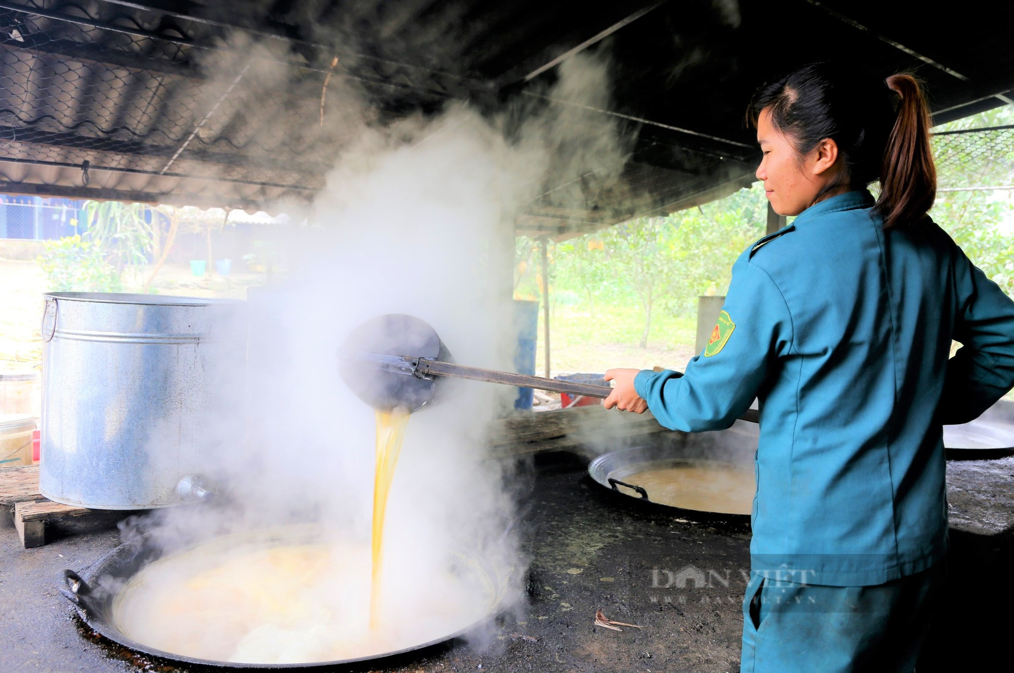 Cả làng ở Hà Tĩnh “đỏ lửa”, mùi mật mía thơm lừng chào đón xuân Quý Mão - Ảnh 7.