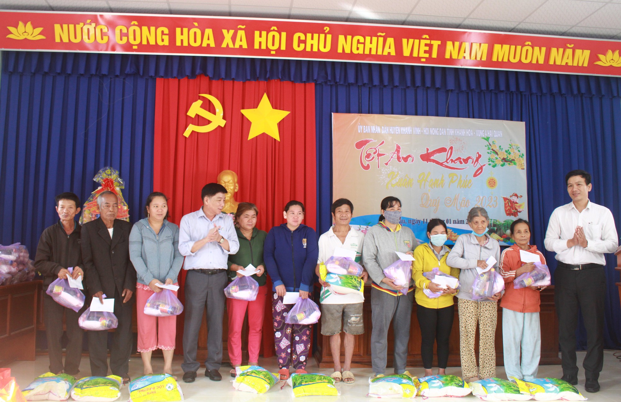 Mang hơi ấm đến với người dân vùng cao Khánh Hòa - Ảnh 1.