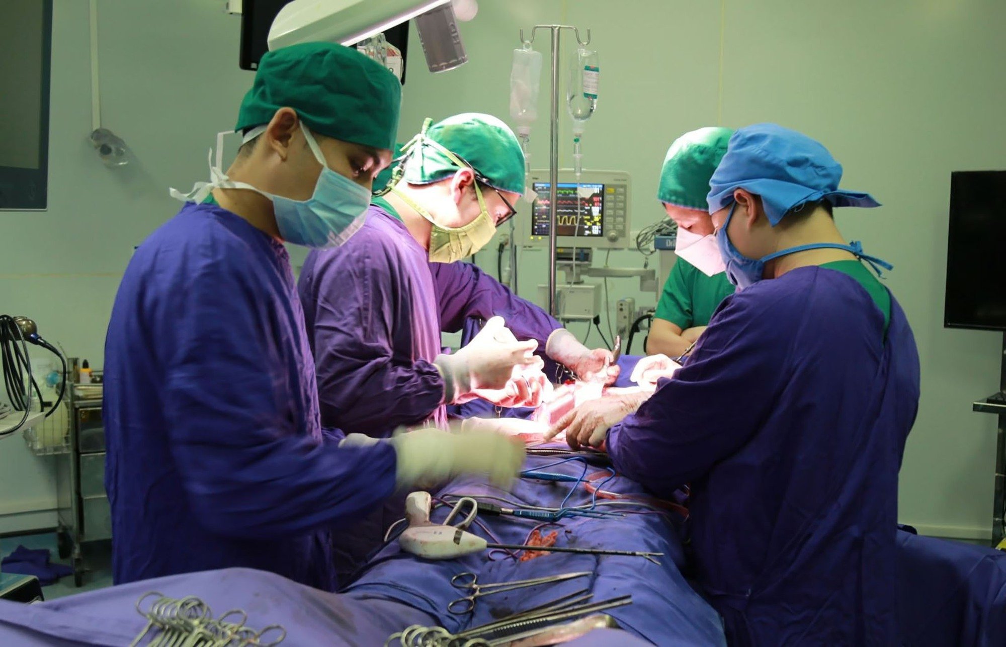 Cụ ông ho nhiều, đau tức ngực, đi khám phát hiện u sau phúc mạc 6kg - Ảnh 2.