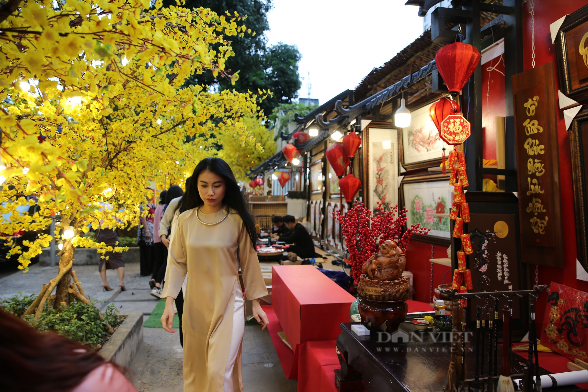 Vì sao người dân Sài Gòn đua nhau chụp hình Tết - Ảnh 2.