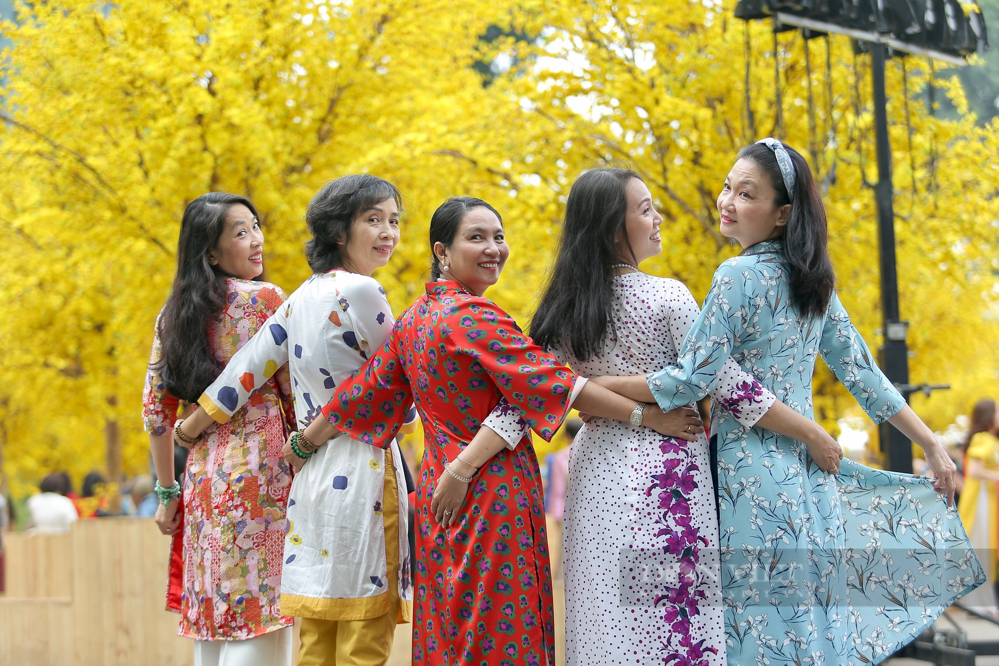 Vì sao người dân Sài Gòn đua nhau chụp hình Tết - Ảnh 7.