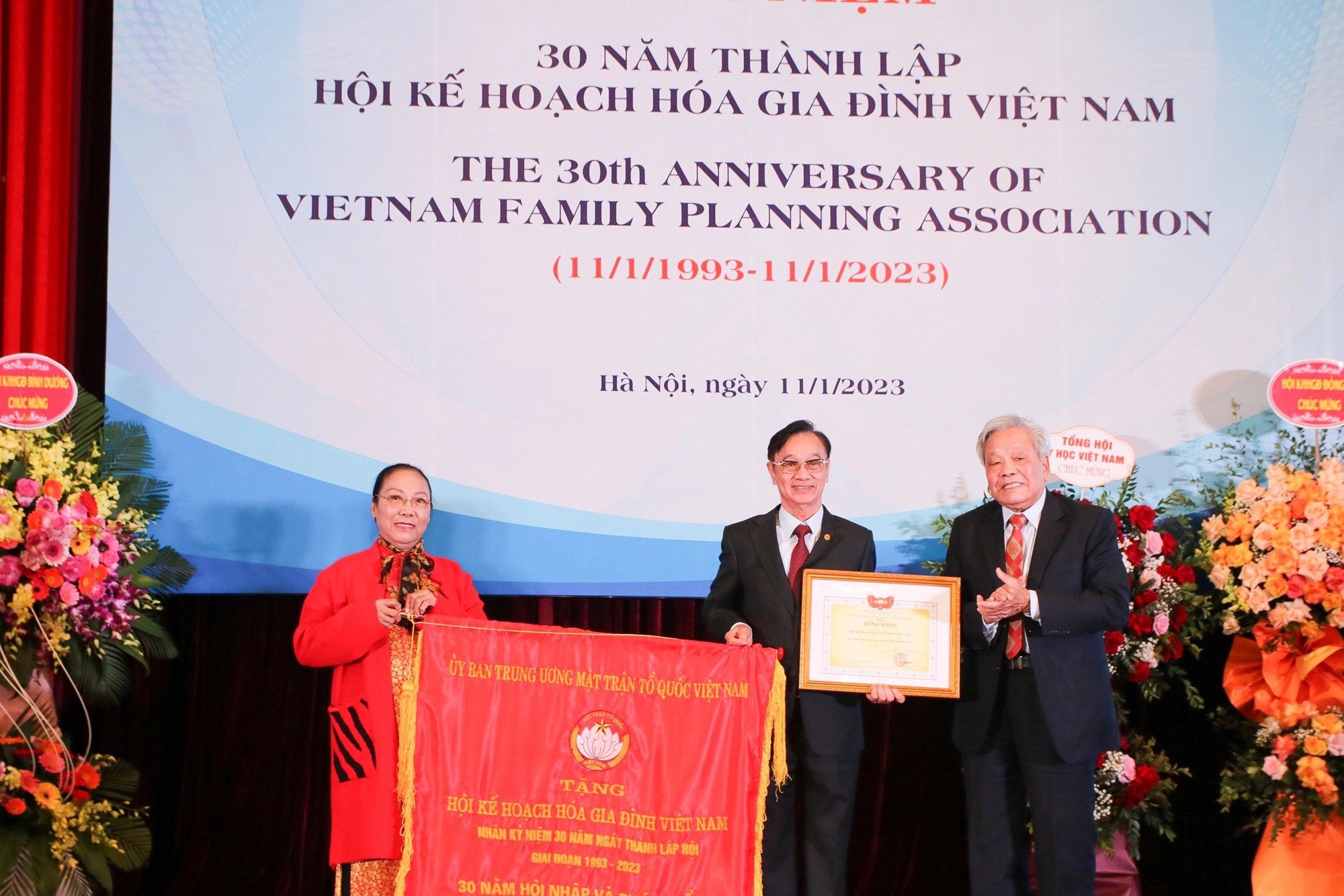 Việt Nam đã kìm hãm sự bùng nổ dân số trong 30 năm qua như thế nào? - Ảnh 1.