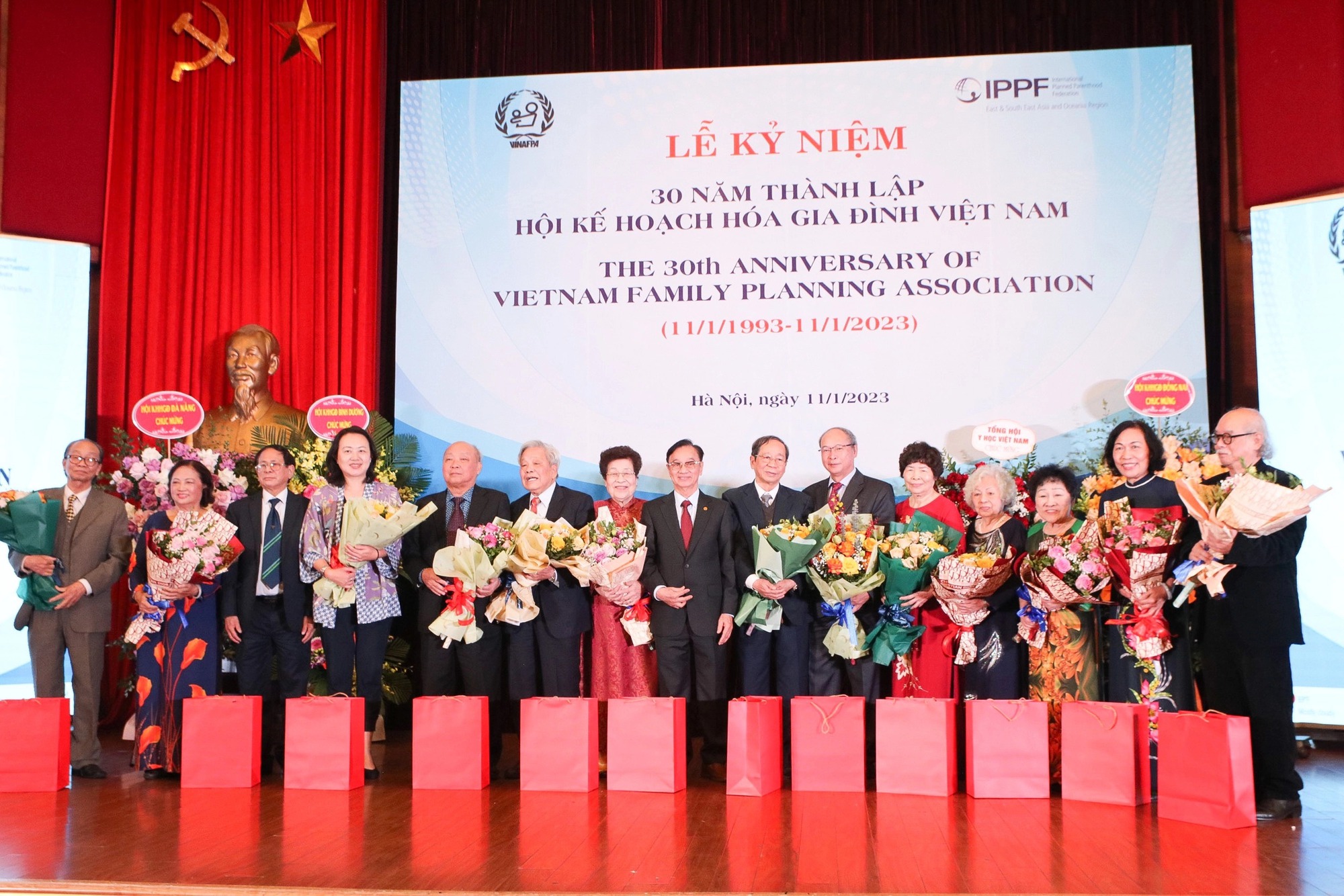 Việt Nam đã kìm hãm sự bùng nổ dân số trong 30 năm qua như thế nào? - Ảnh 4.