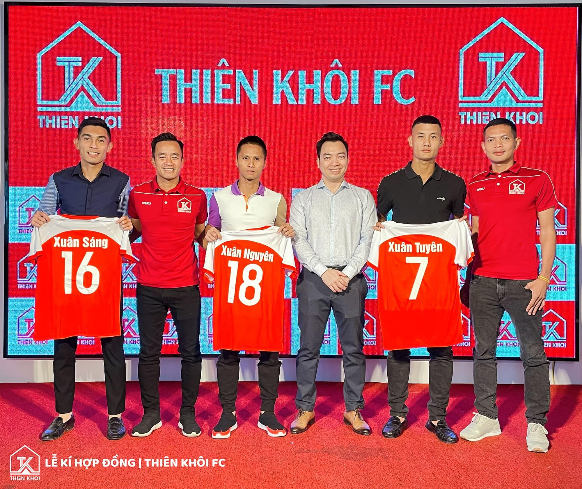 Cuối năm 2022, các CLB phủi “chạy đua vũ trang” chuẩn bị cho mùa giải mới - Ảnh 1.