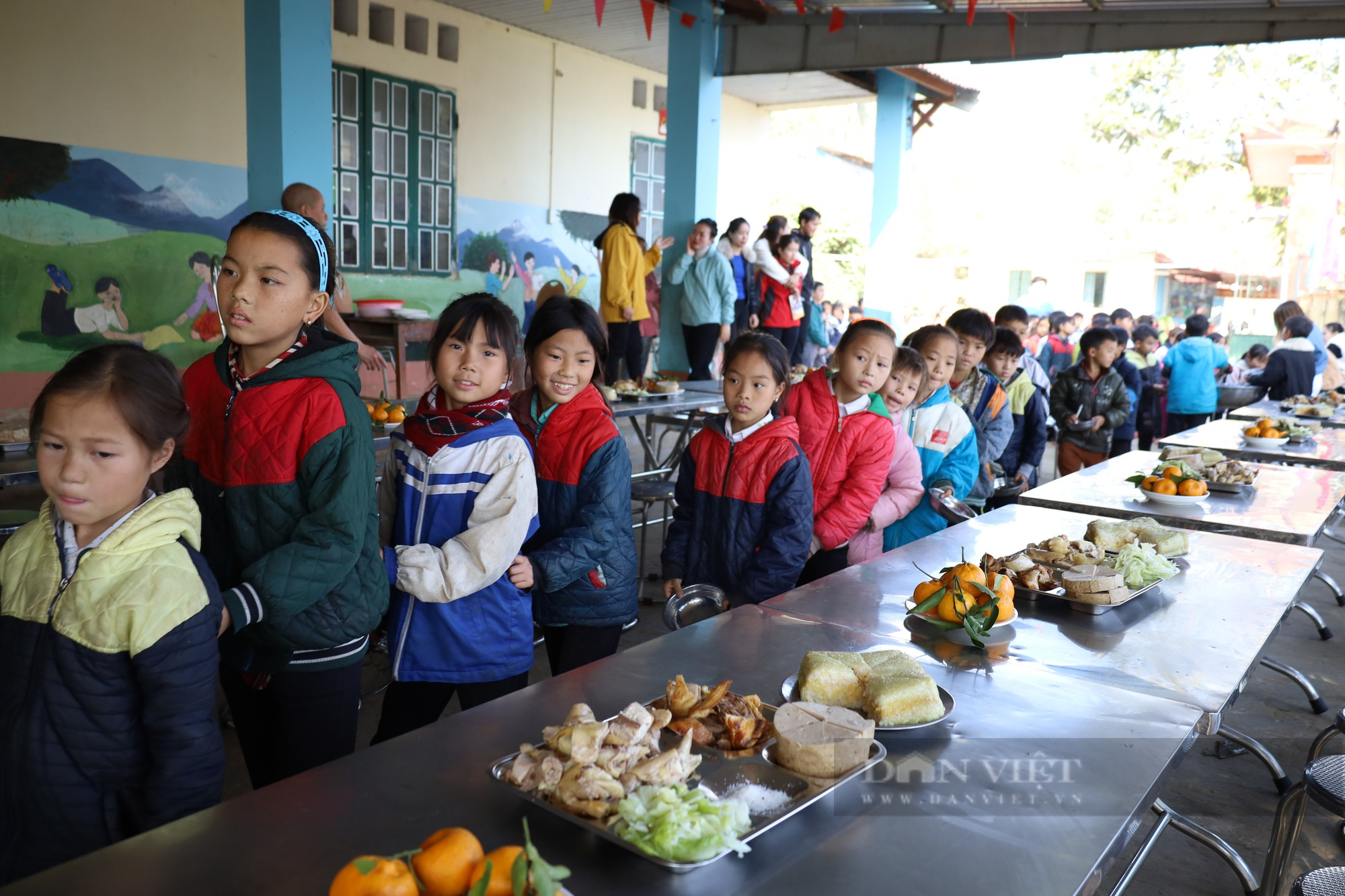 Bữa cơm Tất niên đủ đầy cho học sinh vùng cao - Ảnh 1.