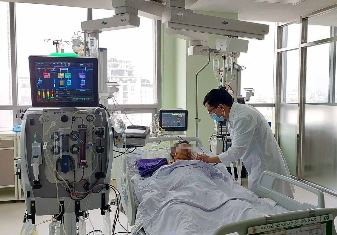 Ngộ độc rượu, một nam giới ngừng tim phổi, phải lọc máu liên tục - Ảnh 1.