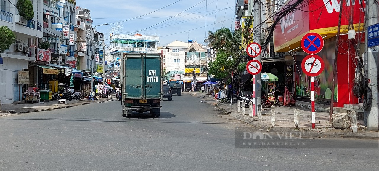 Sau phản ánh của báo Dân Việt, TP Châu Đốc tháo biển cấm xe khách lưu thông   - Ảnh 1.