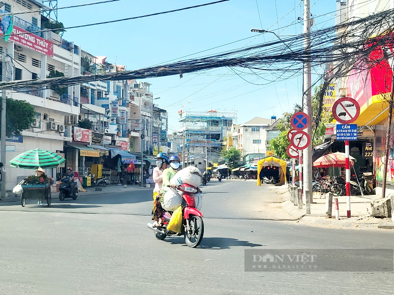 Sau phản ánh của báo Dân Việt, TP Châu Đốc tháo biển cấm xe khách lưu thông   - Ảnh 2.