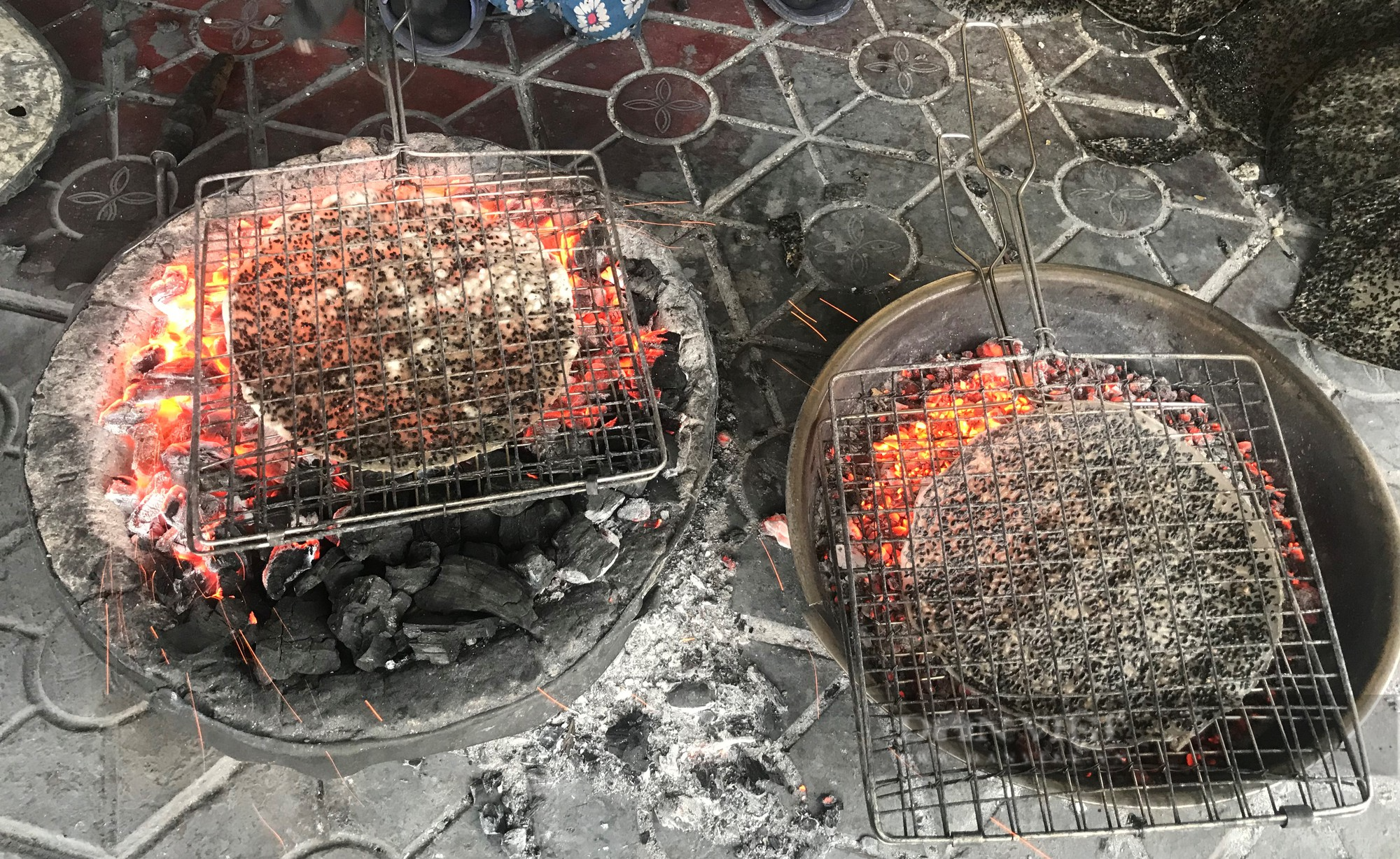 Làng nghề hơn 300 tuổi ở Nghệ An với những sản phẩm OCOP 3 sao, đỏ lửa suốt ngày đêm vẫn không đủ hàng Tết - Ảnh 3.