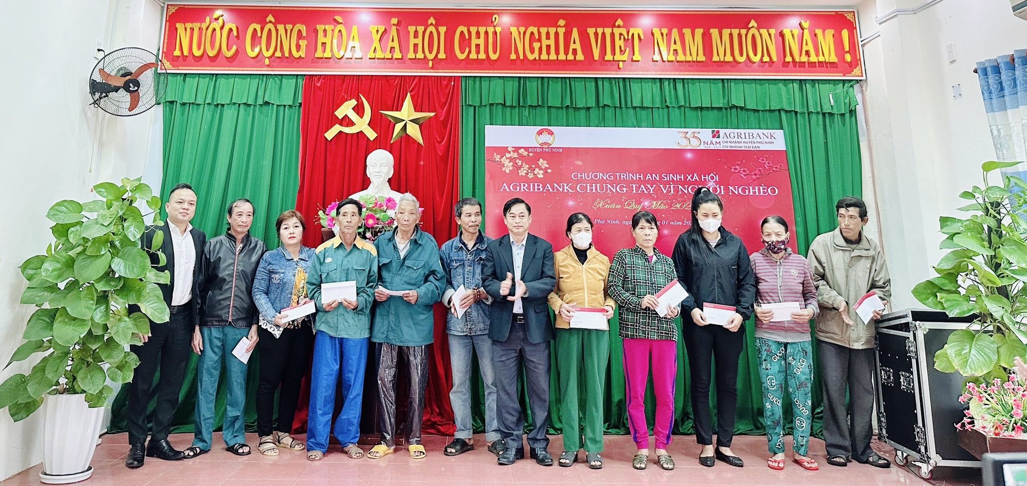 Agribank Chi nhánh tỉnh Quảng Nam tiếp sức cho người nghèo đón Tết - Ảnh 2. Agribank Chi nhánh tỉnh Quảng Nam tiếp sức cho người nghèo đón Tết - Ảnh 2.