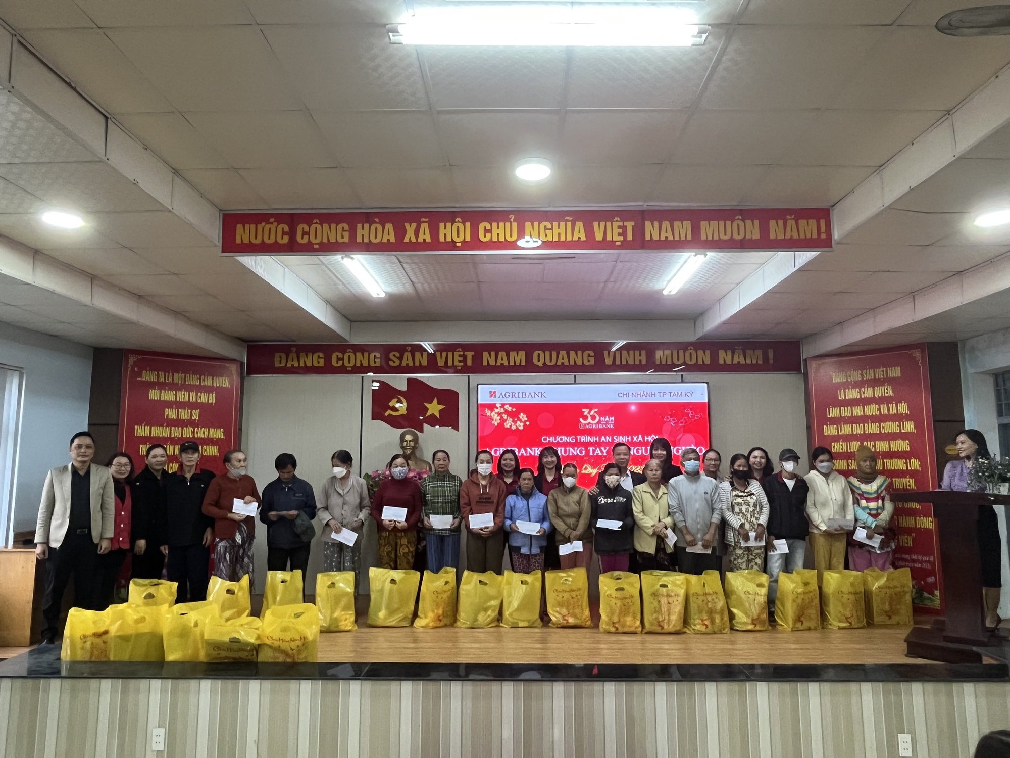 Agribank Chi nhánh tỉnh Quảng Nam tiếp sức cho người nghèo đón Tết - Ảnh 1. Agribank Chi nhánh tỉnh Quảng Nam tiếp sức cho người nghèo đón Tết - Ảnh 1.