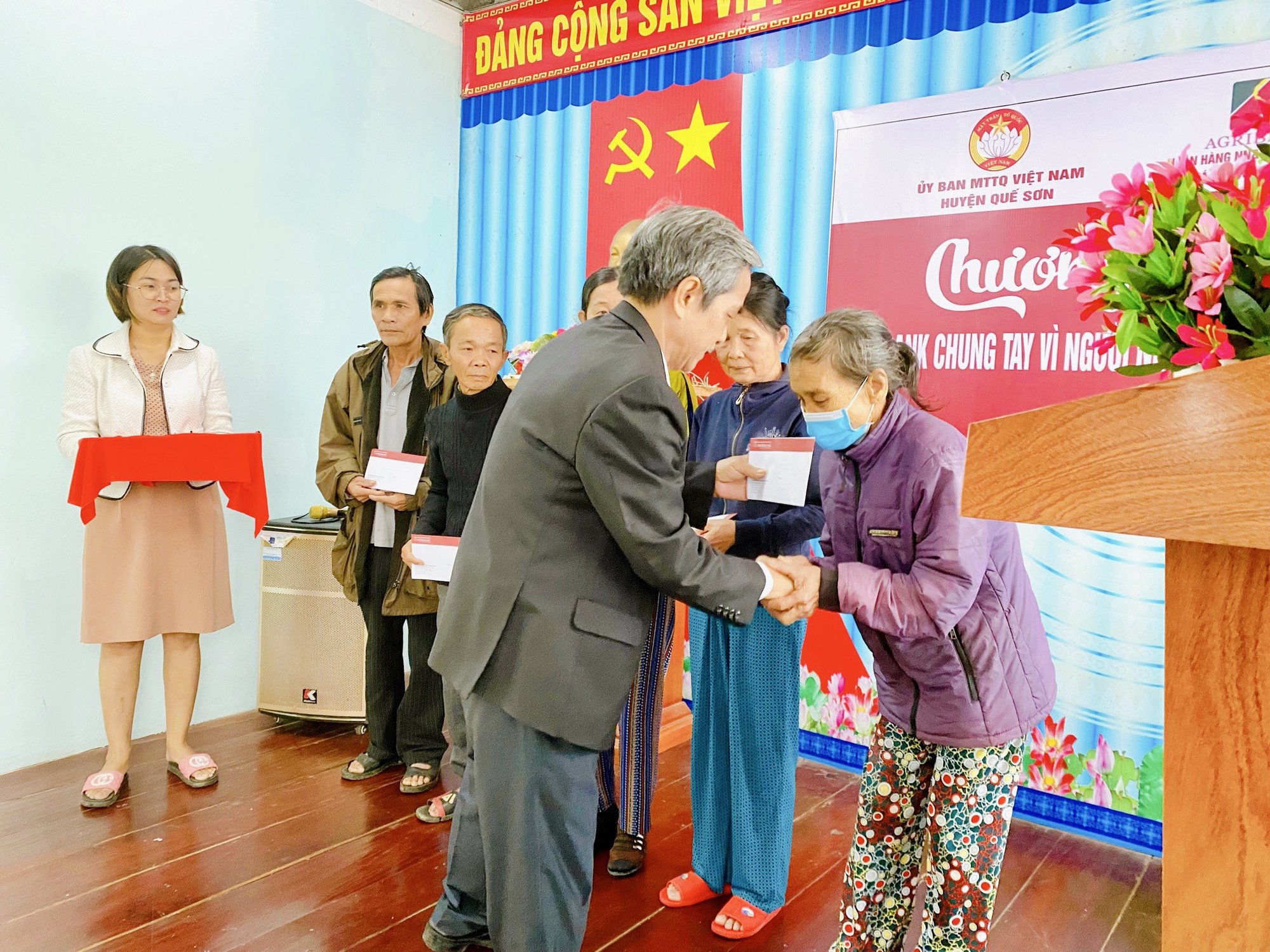 Agribank Chi nhánh tỉnh Quảng Nam tiếp sức cho người nghèo đón Tết - Ảnh 2. Agribank Chi nhánh tỉnh Quảng Nam tiếp sức cho người nghèo đón Tết - Ảnh 2.
