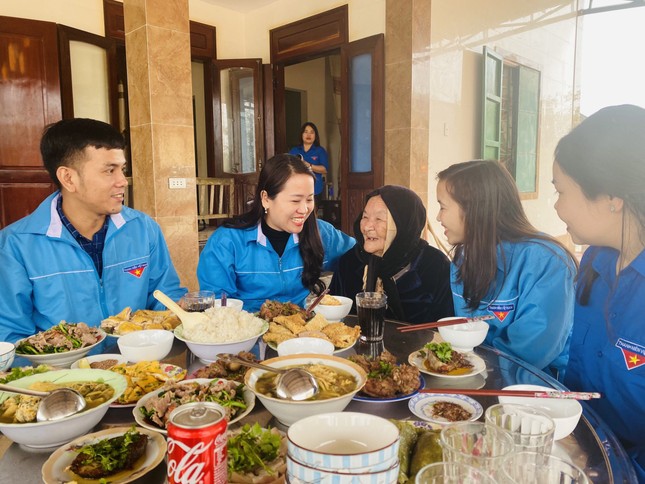 Bữa cơm Tất niên tri ân đối với sự hy sinh to lớn của các Mẹ Việt Nam anh hùng - Ảnh 4.