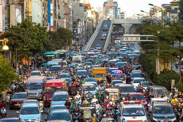 Hà Nội chống ùn tắc giao thông bằng kết hợp các giải pháp vừa cấp bách, vừa lâu dài - Ảnh 1.