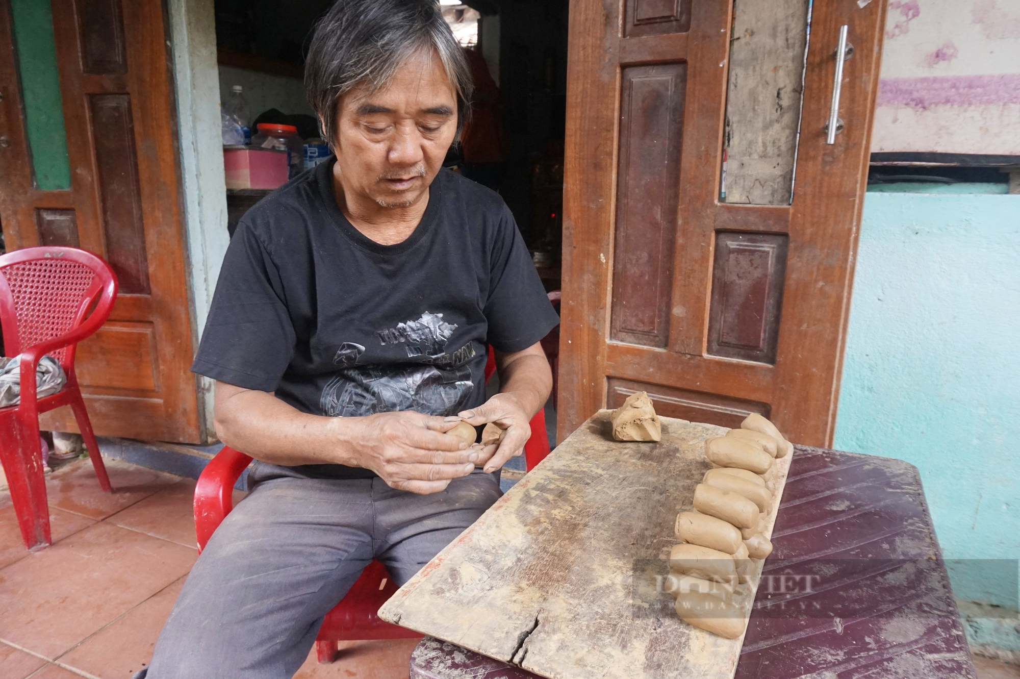 Vọc đất, nặn “đồ chơi chim cò”, người dân làng gốm 500 tuổi rộn ràng đón Tết - Ảnh 1.