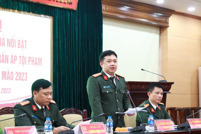 Bắt nhóm người làm giả 100 tấn sách, tiêu thụ 600 quyển/ngày - Ảnh 2. Bắt nhóm người làm giả 100 tấn sách, tiêu thụ 600 quyển/ngày - Ảnh 2.