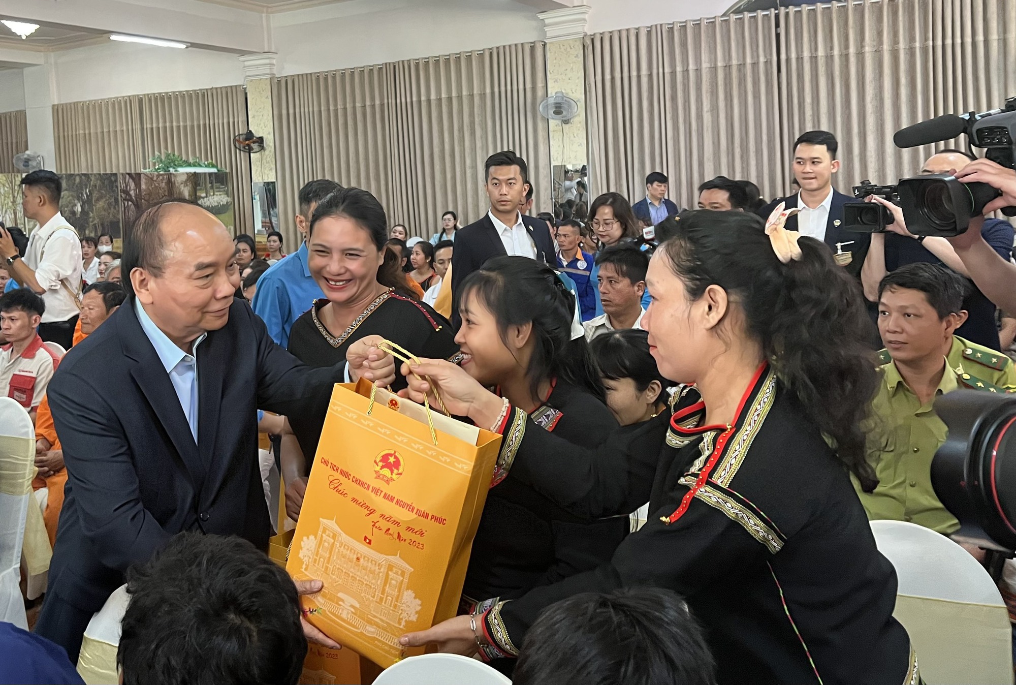 Chủ tịch nước thăm, chúc Tết cán bộ, chiến sĩ Bộ đội Biên phòng và công nhân tỉnh Đắk Lắk - Ảnh 6.