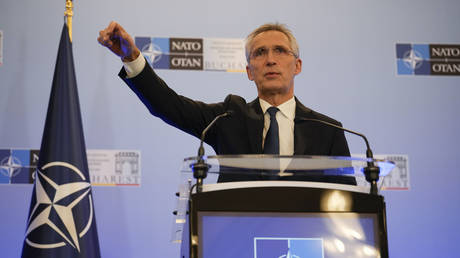 NATO hứa cung cấp thêm vũ khí hạng nặng cho Ukraine - Ảnh 1.