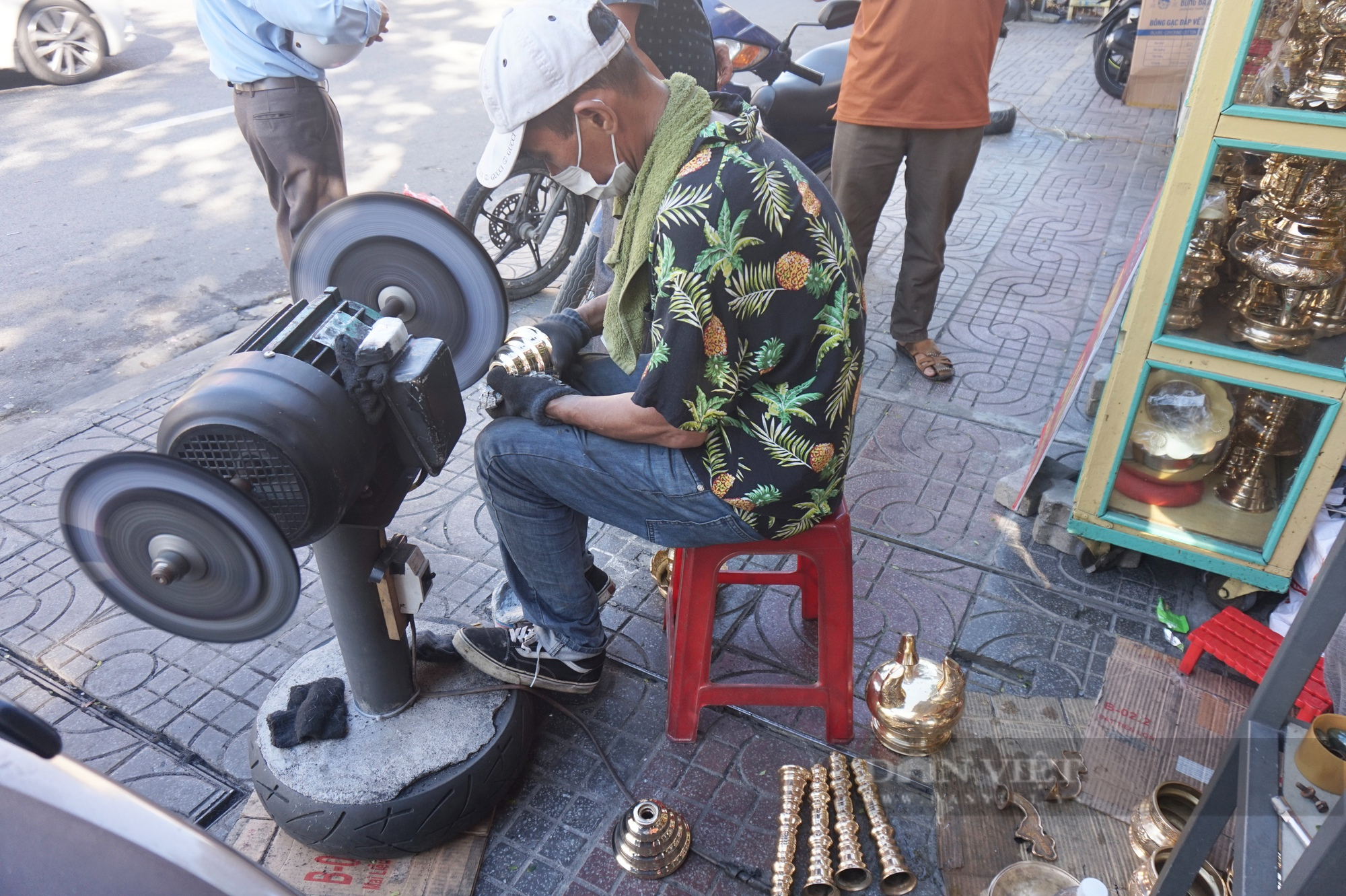 Đà Nẵng: Nở rộ dịch vụ “khoác áo mới” cho lư đồng, thợ kiếm tiền triệu tiêu Tết - Ảnh 6.
