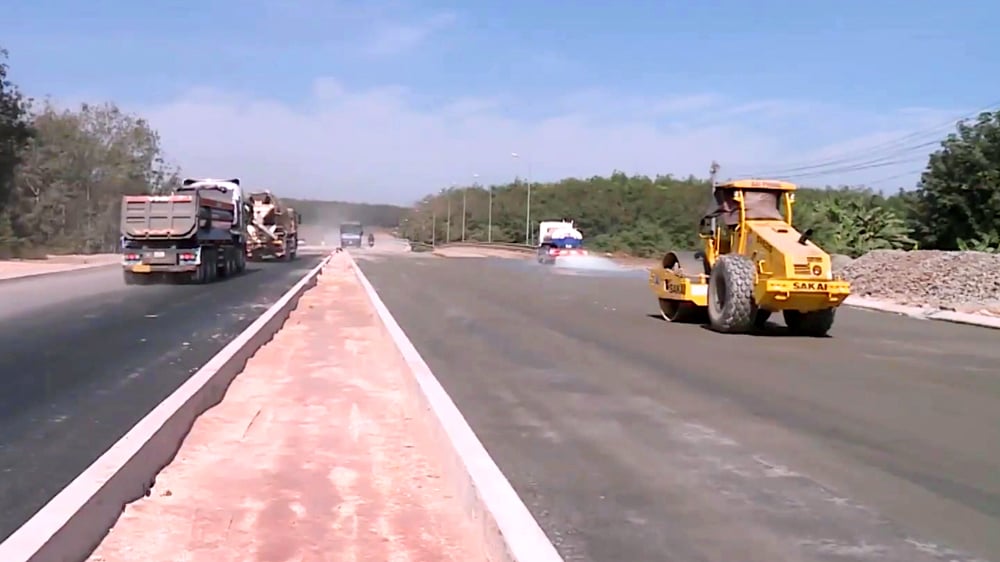 Thi công đường tạo lực Bắc Tân Uyên - Phú Giáo - Bàu Bàng trên địa bàn huyên Bắc Tân Uyên. Ảnh: Trần Khánh Thi công đường tạo lực Bắc Tân Uyên - Phú Giáo - Bàu Bàng trên địa bàn huyên Bắc Tân Uyên. Ảnh: Trần Khánh