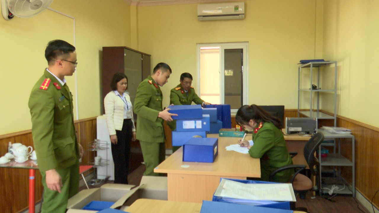 Khởi tố vụ án nhận hối lộ tại 2 trung tâm đăng kiểm ở Sơn La - Ảnh 2.